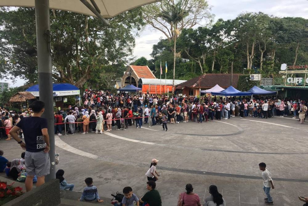 Des centaines de visiteurs se sont retrouvés bloqués à Bukit Bendera après que le service de funiculaire a été endommagé dimanche après-midi.  - Photo courtoisie des lecteurs