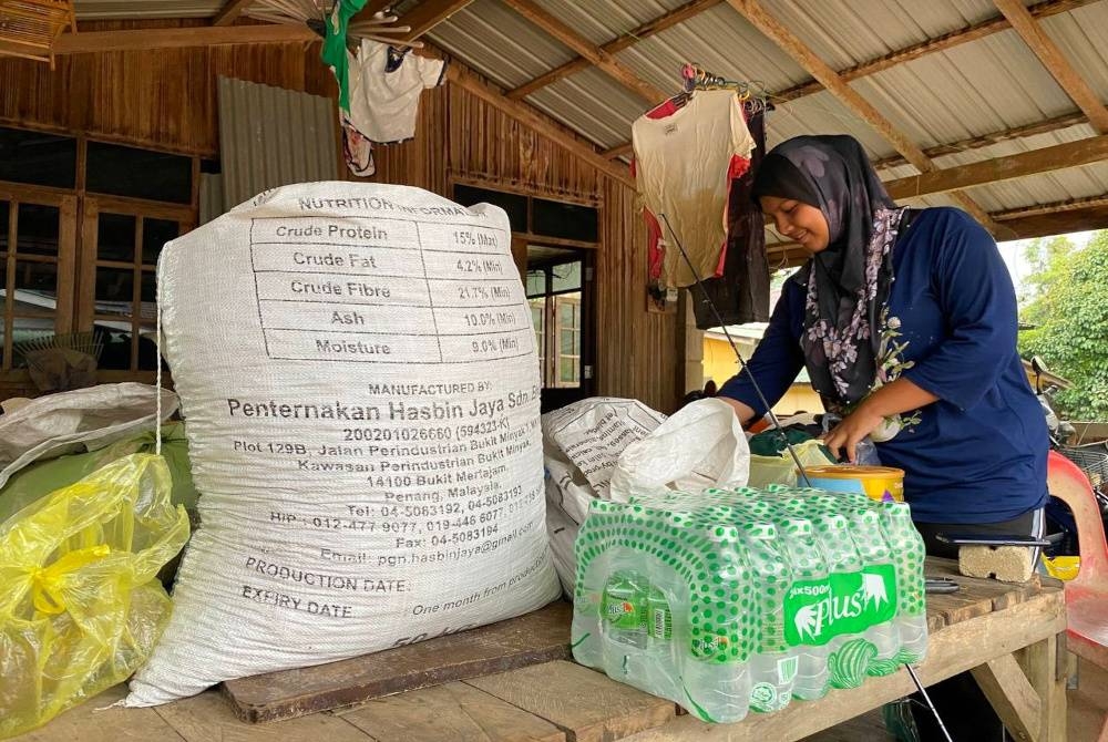 Hisrin Najihah tetap pulang ke rumah pada siang hari untuk mengemas walaupun bekalan elektrik dan air masih belum pulih.