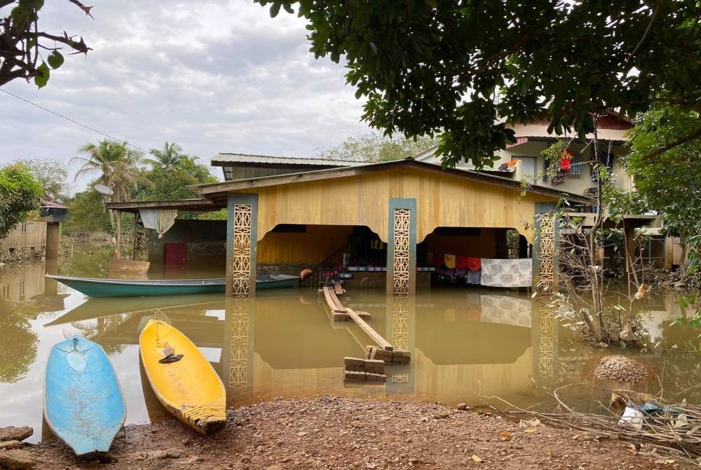 Keadaan banjir di Kampung Tersang, Rantau Panjang semakin pulih apabila air mulai surut pada Isnin.