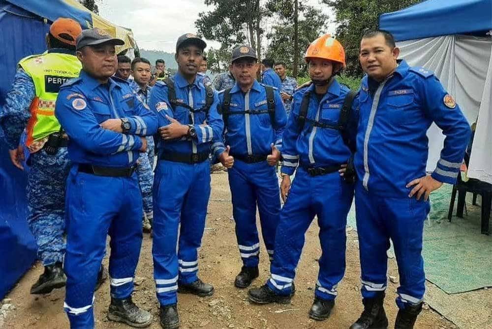 Azizul (kanan) bersama rakan setugas yang terlibat dalam operasi SAR