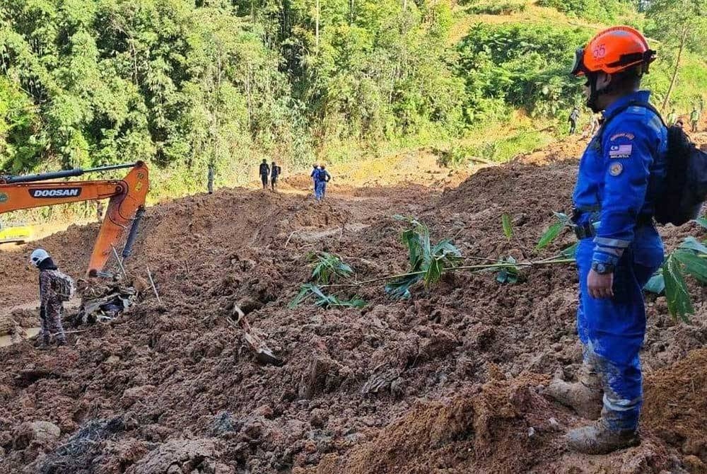 Bagi Azizul (kanan) cabaran utama ialah berdepan dengan keadaan lumpur yang dalam