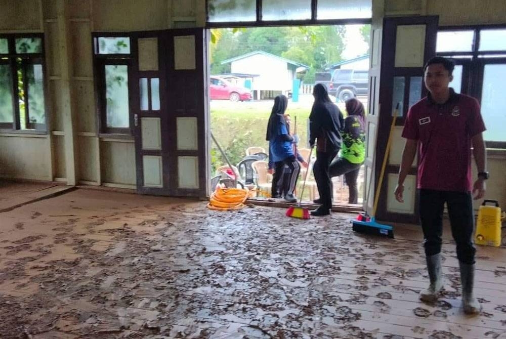 Misi pasca banjir Jabatan Amal memberi tumpuan membersihkan rumah dan fasiliti awam yang dipenuhi lumpur selepas ditenggelami banjir. - Foto Jabatan Amal
