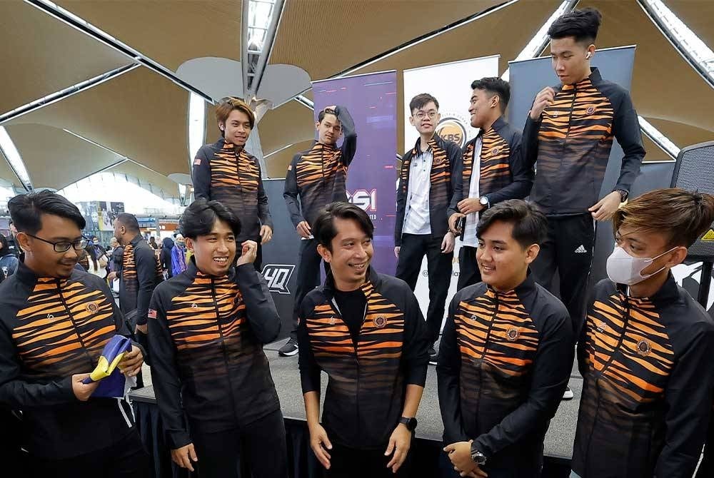 Timbalan Menteri Belia dan Sukan, Adam Adli Abd Halim beramah mesra bersama pemain-pemain Todak dan Team Haq sebelum berlepas ke Indonesia bagi menyertai kejohanan Mobile Legends: Bang Bang M4 World Championship di KLIA pada Isnin.