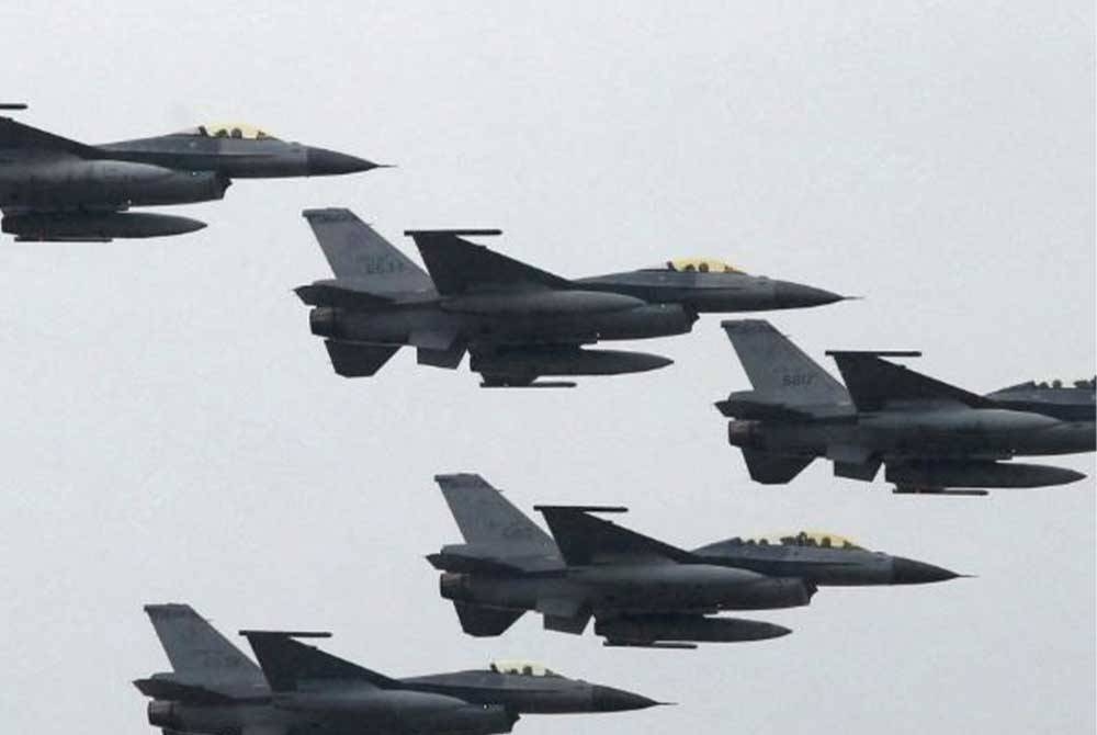 Taipei mendakwa Beijing mengerahkan kira-kira 71 pesawat pejuang pada akhir minggu lalu. - Foto Agensi