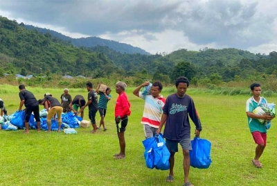 Kira-kira 1,400 ketua isi rumah (KIR) Orang Asli dari lima buah pos di Gua Musang menerima bantuan bakul makanan yang disediakan oleh kerajaan susulan musim tengkujuh yang sedang melanda ketika ini.