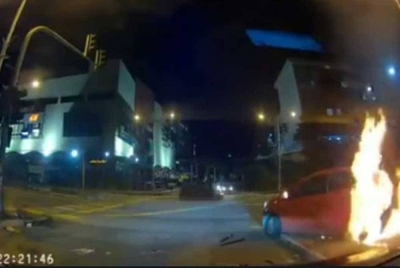 Sebuah kereta terbakar di simpang empat lampu isyarat,Jalan Sungai Ujong berhadapan bangunan Palm Mall pada Ahad.