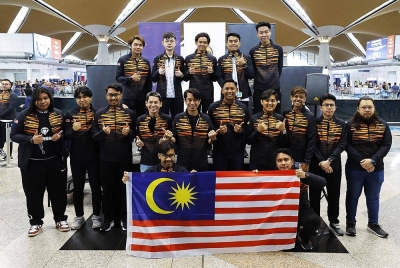 Adam Adli Abd Halim bergambar bersama pemain-pemain pasukan Todak dan Team HAQ sebelum berlepas ke Indonesia bagi menyertai kejohanan Mobile Legends: Bang Bang M4 World Championship - Foto Bernama.