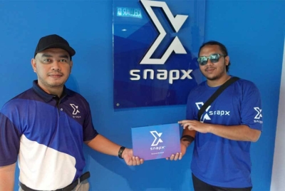 Amir (kiri) menawarkan tiga ciri unik menerusi aplikasi SnapX Super App buat rakan pemandu dan penghantar.