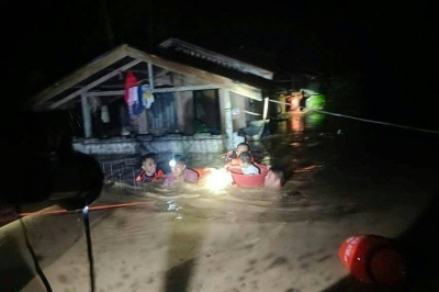 Penduduk dipindahkan selepas banjir mencapai paras dada di bandar Ozamiz. - Foto AFP