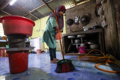 Zauyah yang tinggal bersama ibunya, Fatimah Yusof 74 menyifatkan banjir kali ini merupakan banjir luar jangka yang paling buruk dialaminya.   - Foto: Bernama