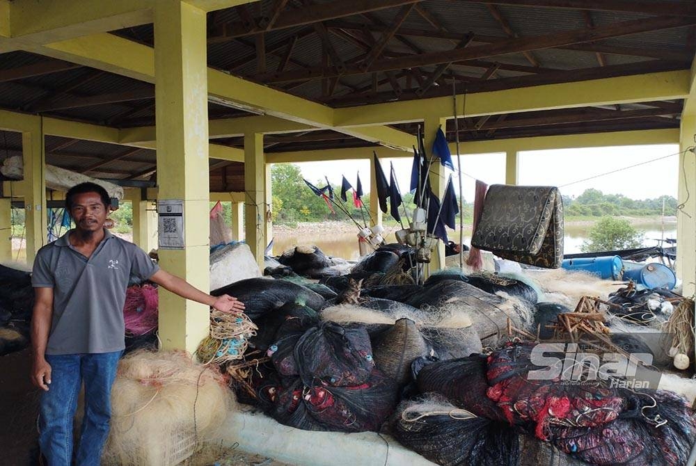 Bistaman menunjukkan pukat dan peralatan tangkapan ikan sudah disimpan di jeti Sungai Miang di sini.