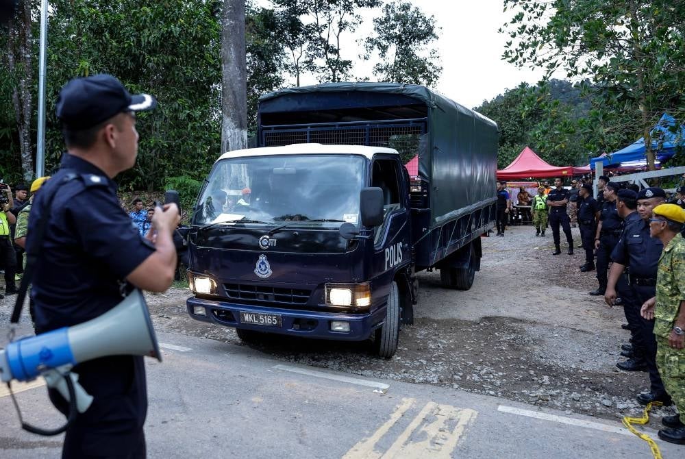 Sebuah trak PDRM yang membawa mayat mangsa dilihat keluar dari lokasi kejadian tanah runtuh di Father's Organic Farm Batang Kali pada 16 Disember lalu. - Foto Bernama