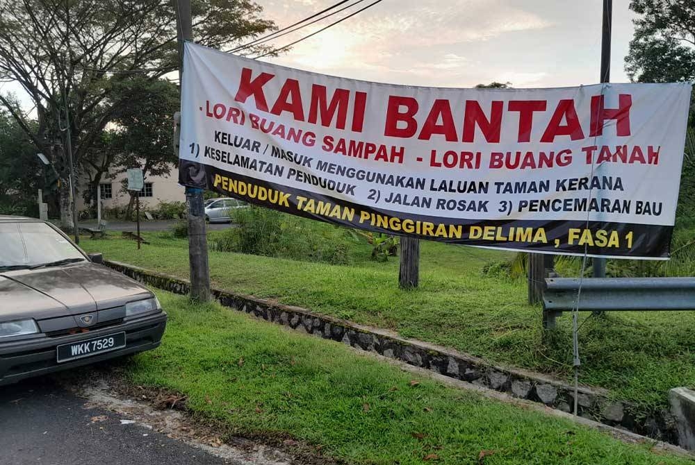 Penduduk turut menaikkan kain rentang sebagai membantah aktiviti haram itu berlarutan.