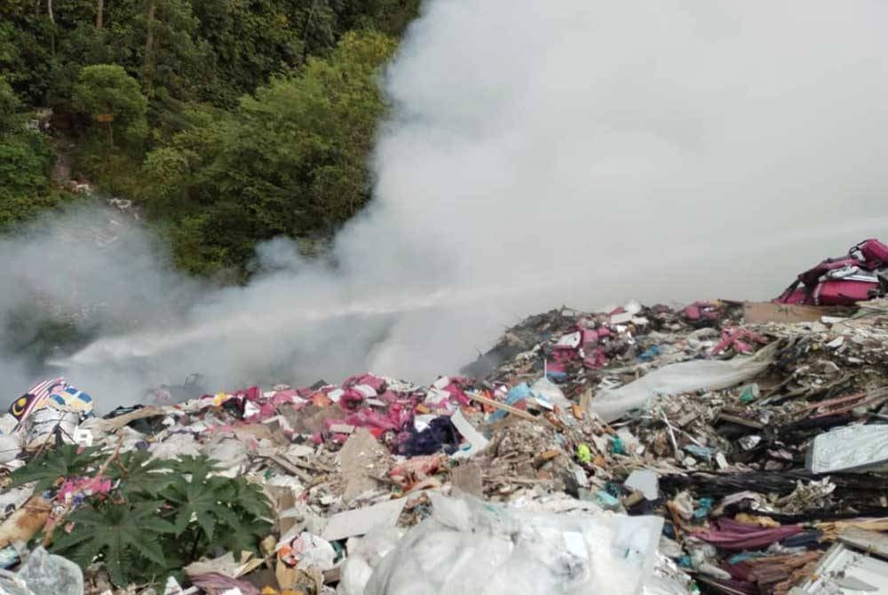 Masalah bau busuk dan asap kesan daripada pelupusan sampah secara haram dihadapi penduduk sekitar Taman Pinggiran Delima Fasa 1 sejak berbulan lamanya.