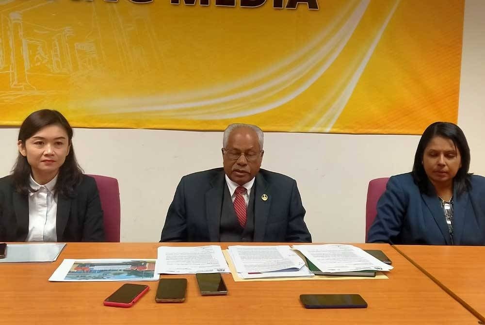 Sivanesan (tengah) ketika sidang akhbar di Bangunan Perak Darul Ridzuan pada Selasa.
