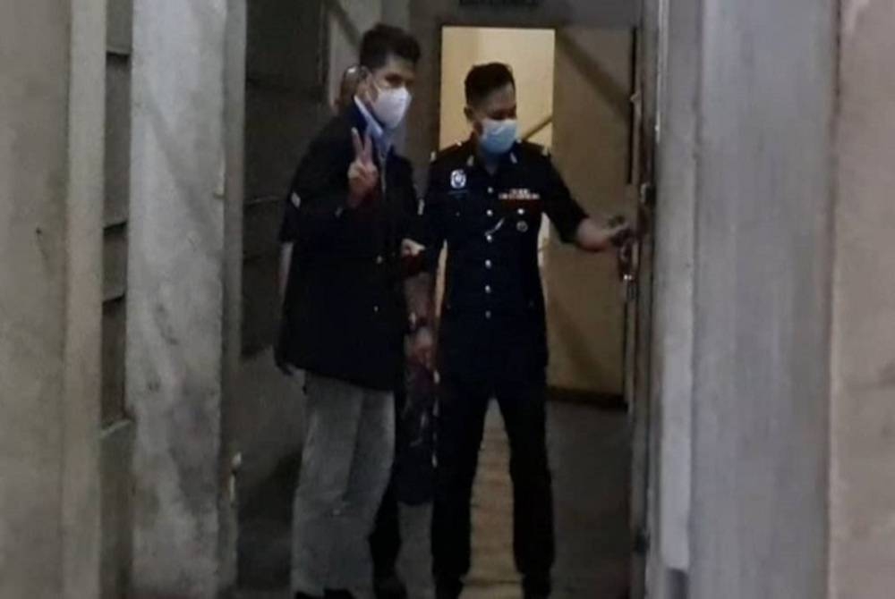 Awal Ashaari (kiri) didakwa atas pertuduhan kes khianat di Mahkamah Majistret Petaling Jaya pada Mei lalu.