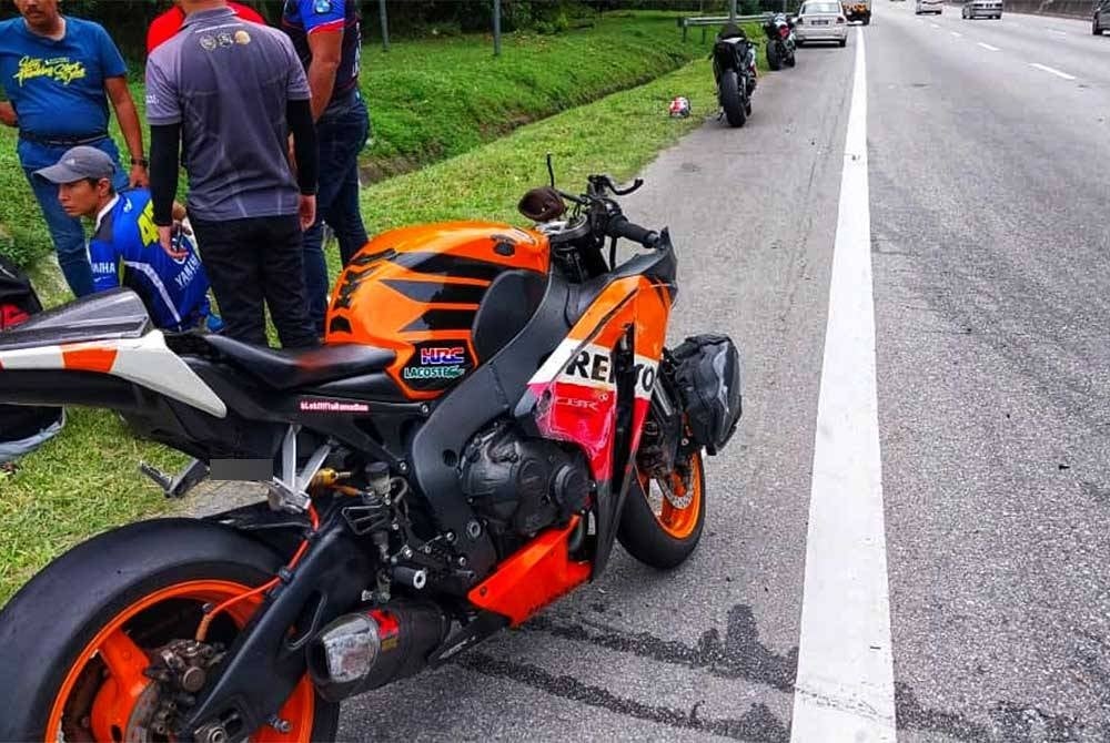 Antara motosikal yang dipercayai terlibat dalam kemalangan di KM26.5 hala barat (Genting Sempah ke Gombak). - FB Lebuhraya Pantai Timur