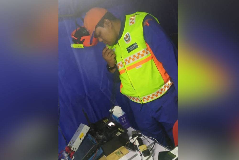 Muhammad Nur Firdaus ketika bertugas dalam tragedi tanah runtuh di Batang Kali.