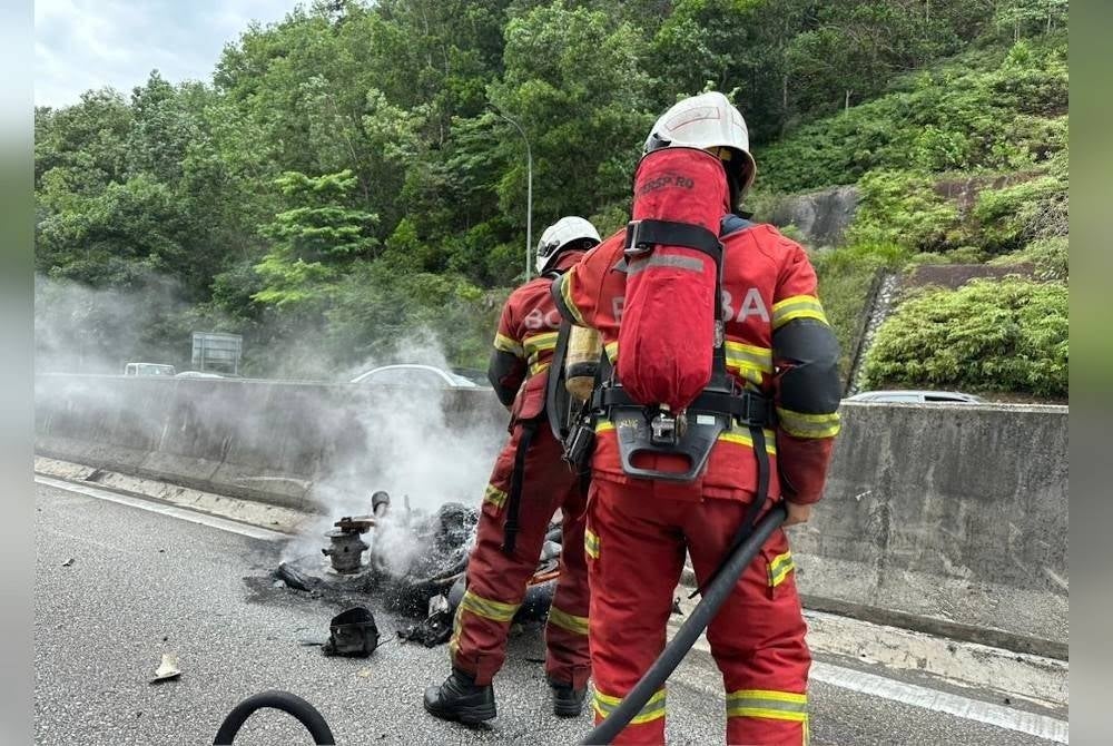 Anggota bomba sedang memadamkan kebakaran membabitkan kemalangan motosikal berkuasa tinggi di Kilometer (KM) 26.5 Lebuhraya Kuala Lumpur-Karak pada Selasa. Foto Bomba Selangor