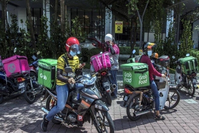 Khidmat rider penghantar makanan kini amat diperlukan untuk membeli di mana-mana restoran terpilih. - Foto Bernama