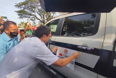 Tengku Sarafudin Badlishah berkenan memasang pelekat kenderaan sempena Majlis Pelepasan Konvoi (Flag-Off) Misi Bantuan Banjir ke Kelantan dan Terengganu di perkarangan Stadium Darul Aman, Alor Setar pada Selasa.