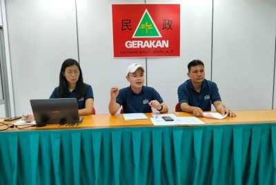 Zhen Zune (tengah) ditemui pada sidang akhbar di Ibu Pejabat Parti Gerakan Rakyat Pulau Pinang, Georgetown pada Selasa.
