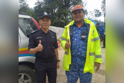 Muhammad Nur Firdaus (kanan) bergambar bersama Ketua Polis Daerah Hulu Selangor, Superintendan Suffian Abdullah.