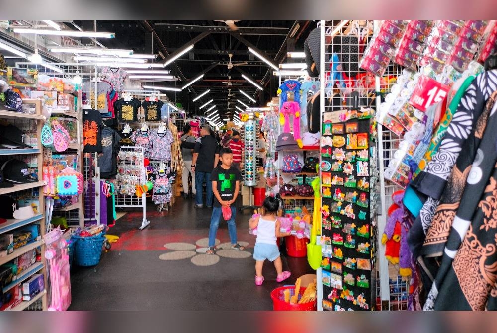 Biarpun dikunjungi pelancong namun peniaga di Bazar Ole-Ole Melaka di Banda Hilir mendakwa kuasa membeli tidak sehebat dulu.