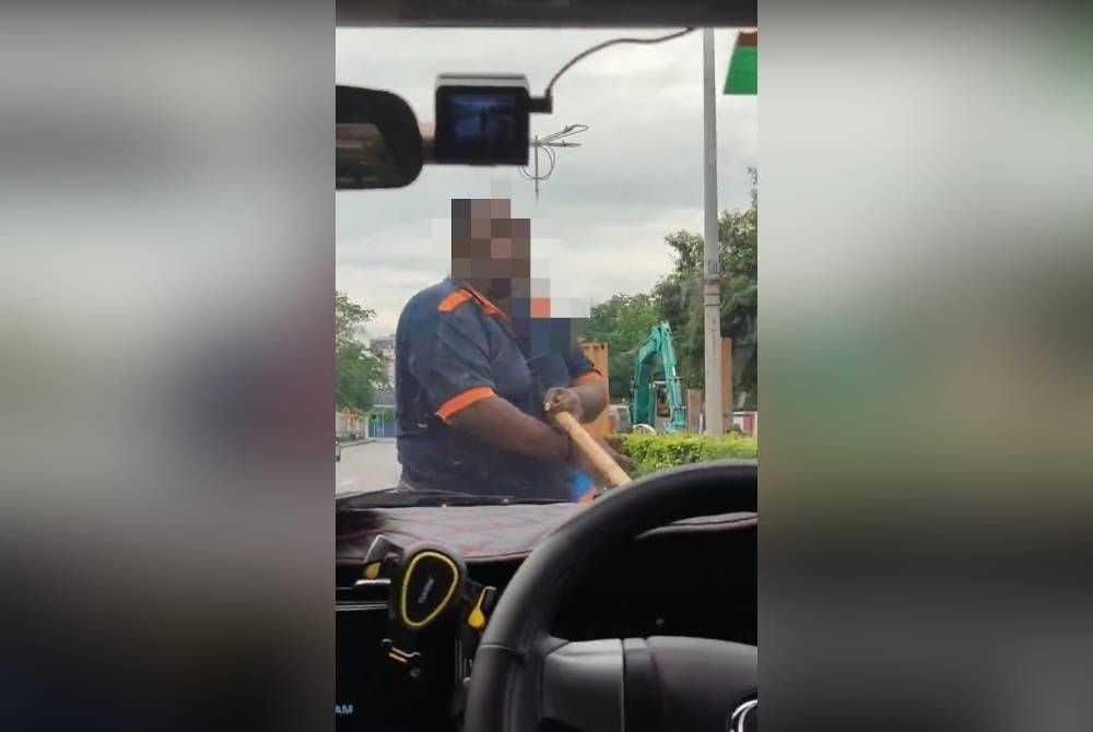Tangkap layar video tular turut memaparkan lelaki terbabit memegang sebatang rotan dalam kejadian di SS 8/2, Petaling Jaya pada Jumaat.