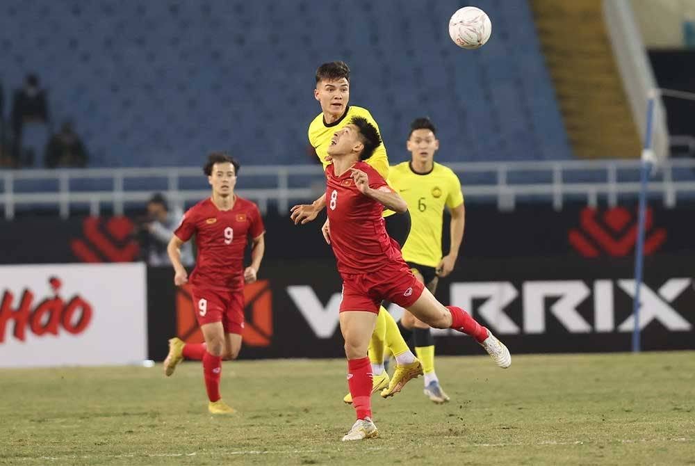 Wilkin diasak oleh pemain Vietnam pada aksi perlawanan Kumpulan B Piala AFF di Stadium Nasional My Dinh. - Foto Bernama