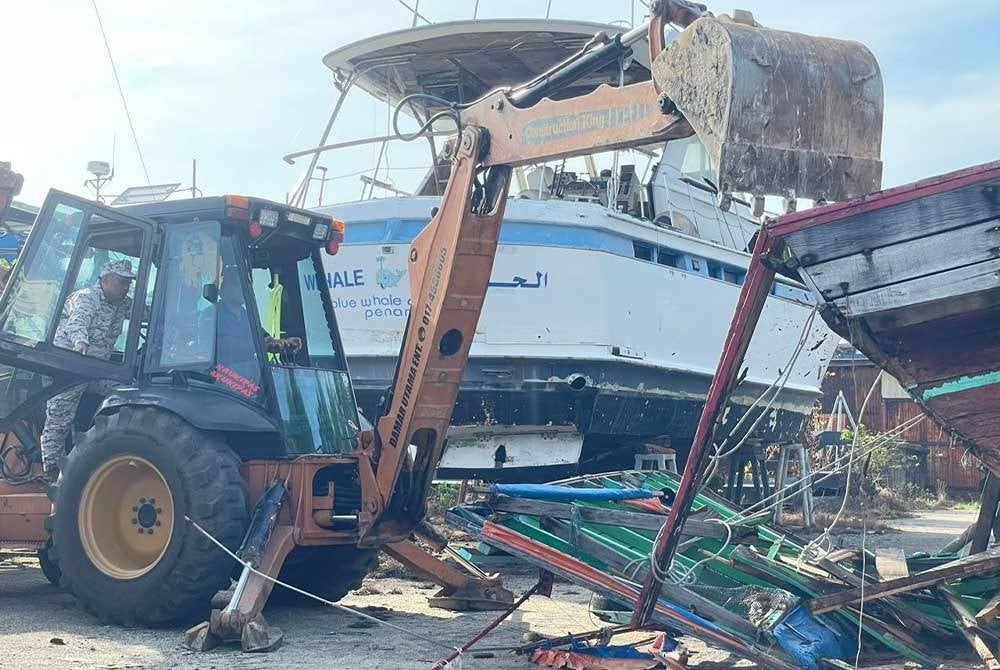 Sebanyak enam buah bot dimusnahkan dalam proses melucut hak oleh Maritim Malaysia Pulau Pinang pada Rabu.