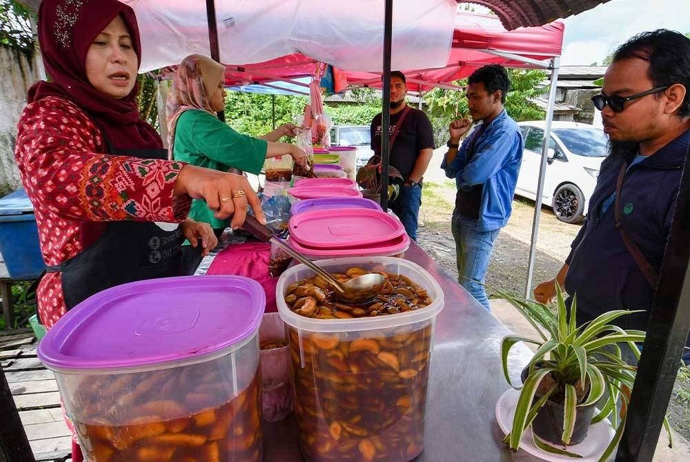 Pelanggan menunggu giliran untuk mendapatkan jeruk buah ‘nise’.