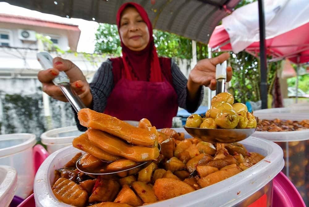 Rohani menunjukkan beraneka jeruk buah ‘nise’ yang dijual di Kampung Cherang di Kota Bharu. - Foto Bernama