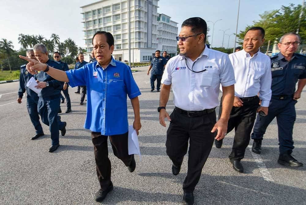 Ahmad Maslan (tiga dari kiri) sebelum itu meninjau Pangkalan Bekalan Petroleum Tok Bali di Pasir Puteh pada Rabu.