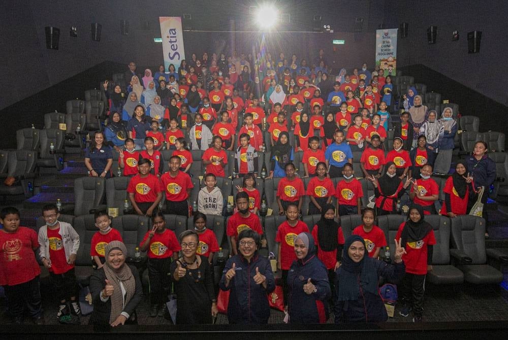 Zuraidah (depan, tiga dari kanan) bersama pelajar sekolah rendah dari Semenyih dan Dengkil selepas menonton Mechamato.