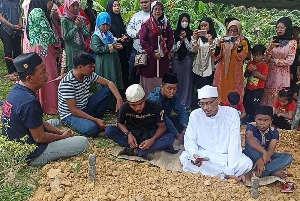 Jenazah kanak-kanak dipercayai mangsa dera, selamat dikebumikan di Tanan Perkuburan Islam Sungai Gatom Labis pada Rabu.