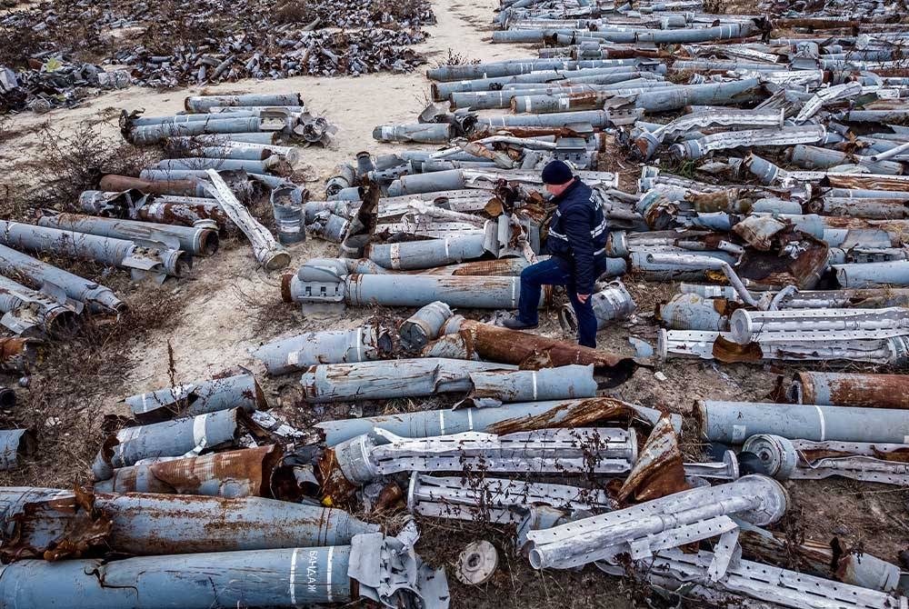 Pakar dari pejabat pendakwa raya memeriksa ratusan kelongsong roket milik Rusia yang digunakan semasa menyerang bandar Kharkiv.