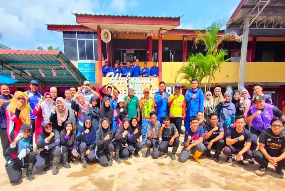 Wajah cerita anggota Angkatan Pertahanan Awam Malaysia (APM) bersama badan bukan kerajaan (NGO) selepas selesai kerja mencuci PPS.