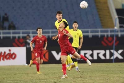 Wilkin diasak oleh pemain Vietnam pada aksi perlawanan Kumpulan B Piala AFF di Stadium Nasional My Dinh. - Foto Bernama
