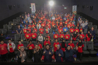 Zuraidah (depan, tiga dari kanan) bersama pelajar sekolah rendah dari Semenyih dan Dengkil selepas menonton Mechamato.