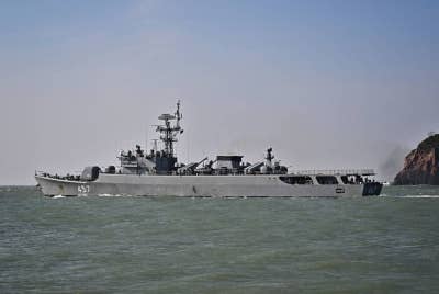 HTMS Kraburi meninggalkan pelabuhan di Jeti Bang Saphan di Prachuap Khiri Khan pada 20 Disember lalu untuk operasi mencari mangsa terselamat selepas HTMS Sukhothai terbalik dan karam pada 18 Disember lalu. - Foto AFP