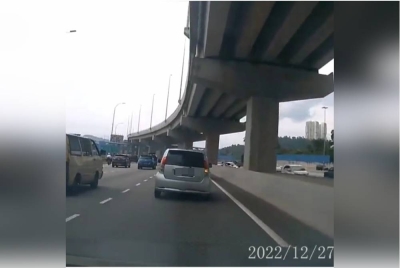 Tular Perodua Myvi kelabu dipandu suspek dipandu secara melulu sehingga mengakibatkan kemalangan.