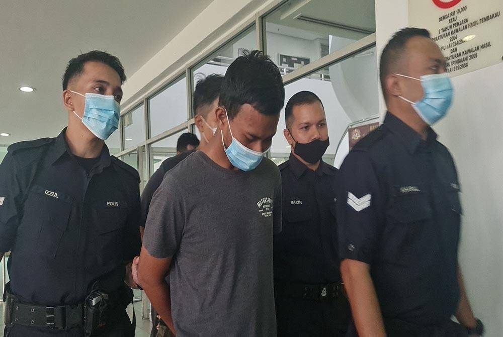 Mohamad Amirul Shafiq (dua dari kiri) dibawa ke Mahkamah Majistret Shah Alam pada Khamis bagi menghadapi dua pertuduhan mencuri dalam masjid, Selasa minggu lalu.