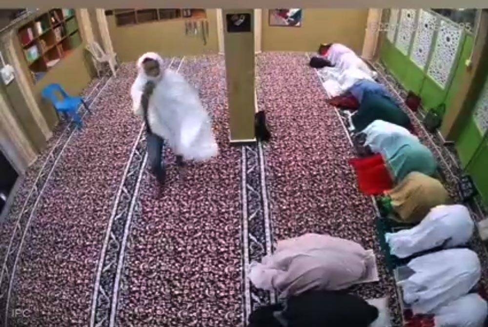 Perbuatan suspek itu turut dirakam kamera litar tertutup (CCTV) di masjid terbabit sebelum tular di media sosial.