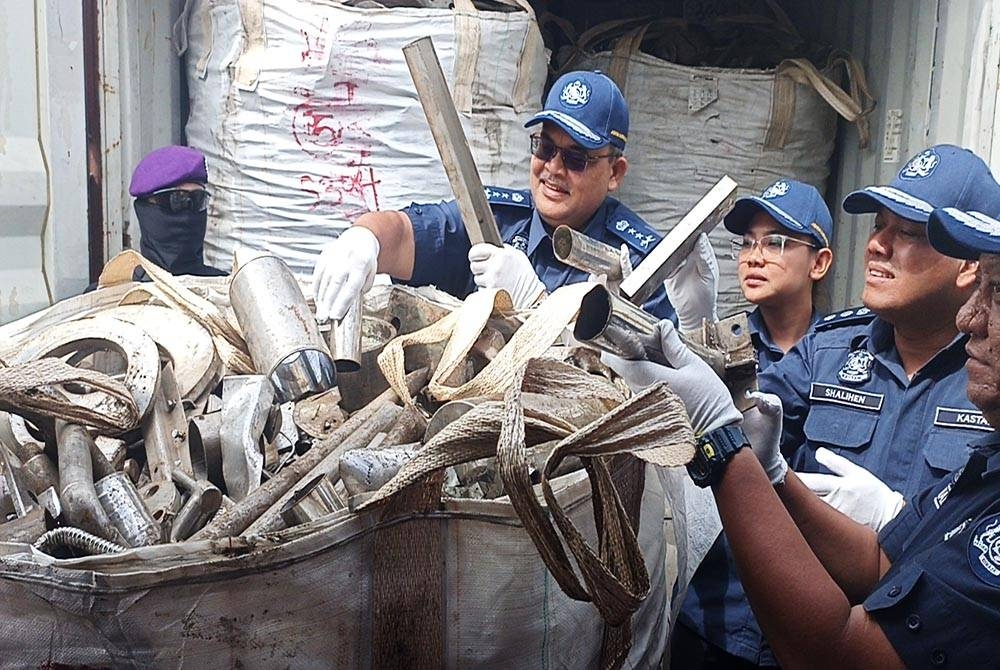 Misbahudin (empat dari kanan) menunjukkan besi skrap yang disita pada sidang akhbar di Kompleks Penguatkuasaan Kastam Sungai Pulai, pada Khamis.