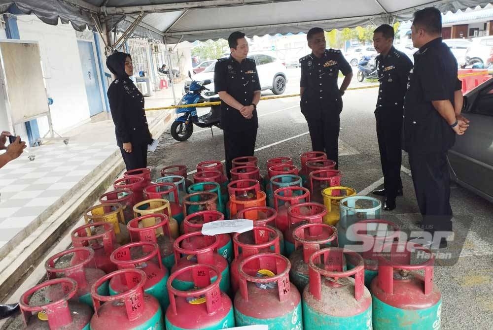 Polis merampas 50 tong gas yang dipercayai dicuri di beberapa premis perniagaan sekitar daerah Kuantan.