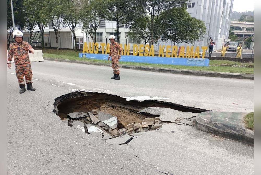 Jalan berlubang susulan tanah mendap di Jalan AU3 Taman Desa Keramat.