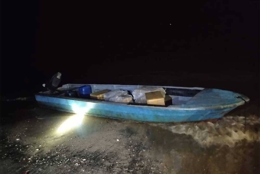 Bot fiber yang digunakan untuk menyeludup masuk rokok keretek dari Indonesia di perairan Pontian.