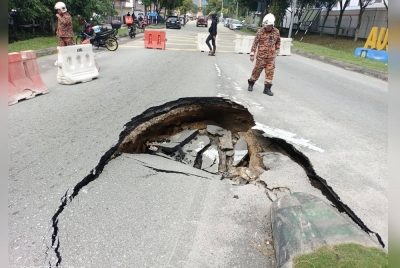 Lubang yang terbentuk akibat tanah mendap di Jalan AU3 Taman Desa Keramat.