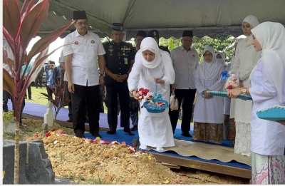 Permaisuri Johor, Raja Zarith Sofiah Sultan Idris Shah, menziarahi kubur kanak-kanak lelaki berusia empat tahun yang meninggal dunia dipercayai didera. - Foto Bernama. 